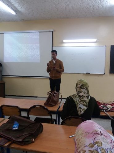 أستاذ مادة الفلسفة، ويمكنني أن أدرس أيضا مواد العربية والاجتماعيات