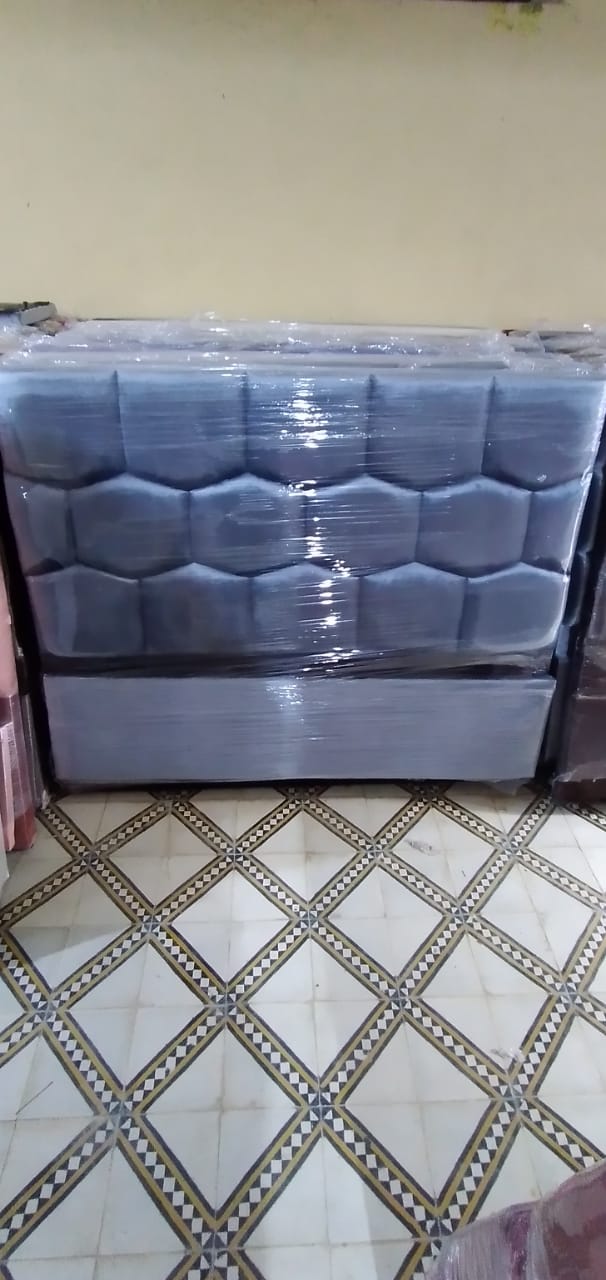 بائيع و صانع الأثاث المنزلية بما فيه من كراسي ومن فراش النوم الأريكة عصرية و ديارية وصواقية