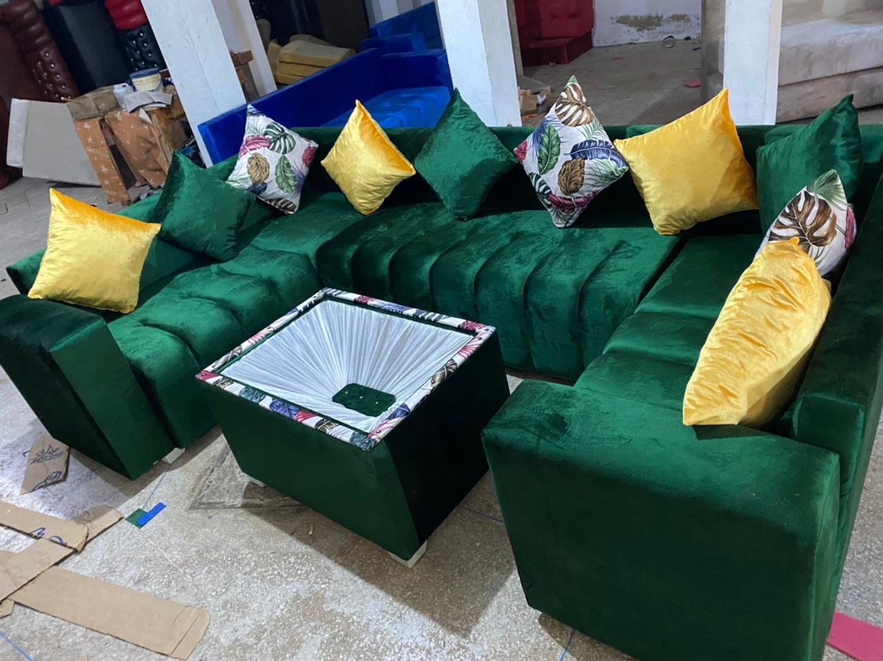 بائيع و صانع الأثاث المنزلية بما فيه من كراسي ومن فراش النوم الأريكة عصرية و ديارية وصواقية