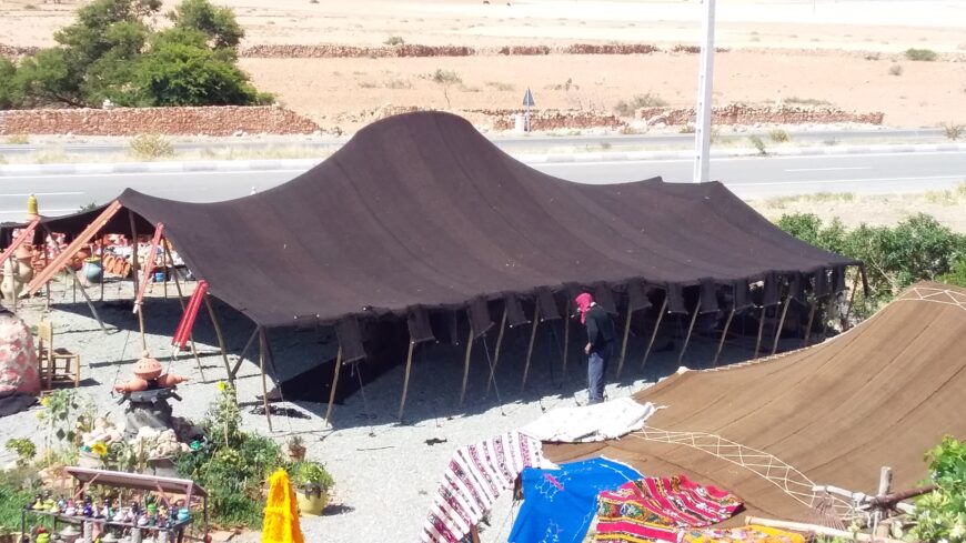 صانع تقليدي للخيم البربرية