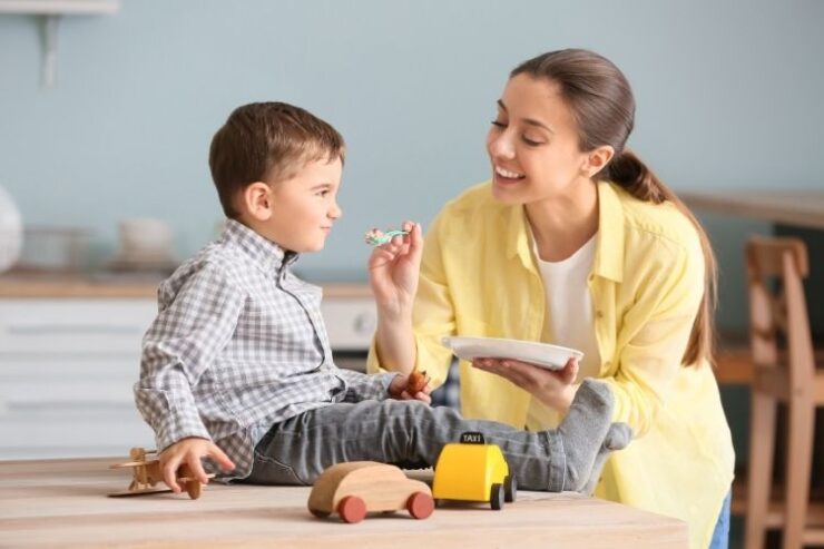 جليسة أطفال babysitting