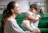 جليسة أطفال babysitting