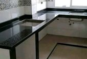 معلم فنان الزليج والرخام