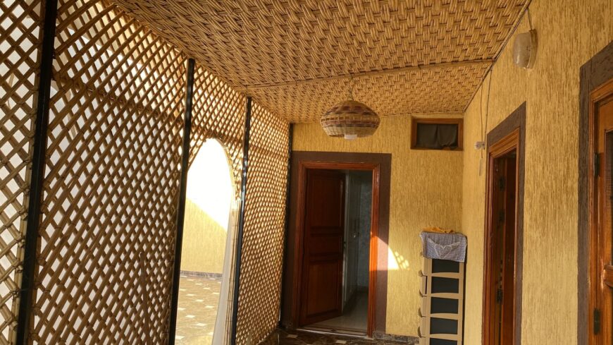 سقف تقليدي مغربي بالقصب – لمسة أصيلة لديكور فريد من نوعه